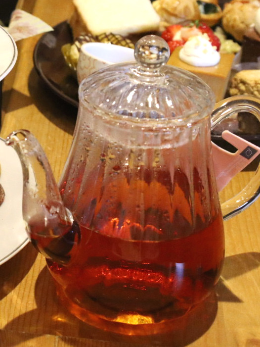 耐熱ガラスのティーポットに入ったロンネフェルト社のお茶
