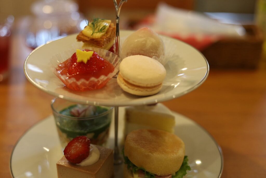 アフタヌーンティースタンドに並ぶ繊細なスイーツとサヴォリーの盛り合わせ