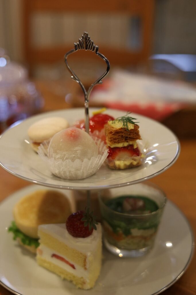 アフタヌーンティースタンドに並ぶ繊細なスイーツとサヴォリーの盛り合わせ