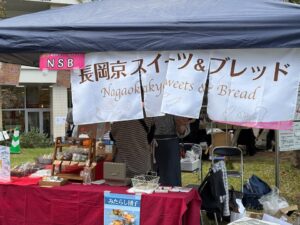 長岡京スイーツ&ブレッドのテント。のれんに店名、「SB-3 NSB」の札(ええやん長フェス2026)