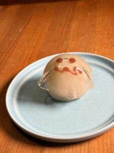 シャインマスカットのフルーツ大福に、ゼリーをかけてお化けに見立て